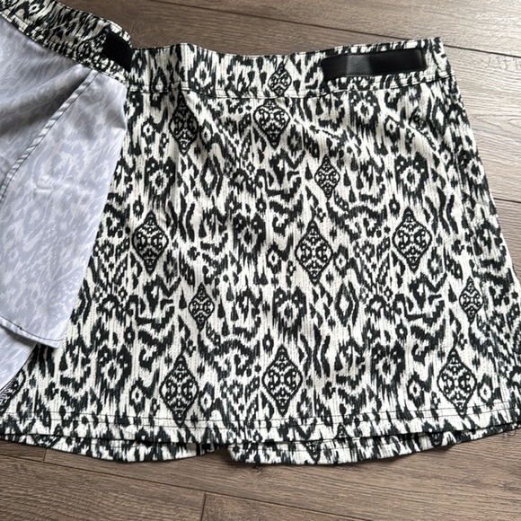 Rip Skirt - Summer - Lightweight Black and White Patterned - Picture 4 of 9